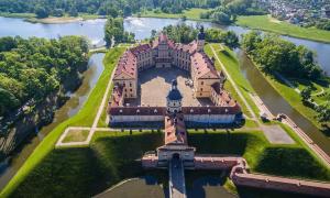 Kastélyok és paloták Fehéroroszországban: érdemes megnézni Fehéroroszországban a látogatott kastélyokat és palotákat