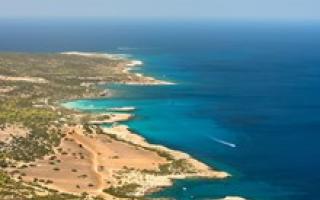 Gedetailleerde kaart van Cyprus in het Russisch met resorts en attracties