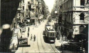 Istiklal Street is de drukste straat in Istanbul, dus hier willen we het alleen hebben over de indruk die dit oude gebouw op ons heeft gemaakt