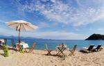 Плажата во Nha Trang и нејзините прекрасни острови шеталиште во близина на Nha Trang каде што пливаат