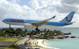 Low-flying planes on Maho Beach, photos and videos Low-flying planes over the beach