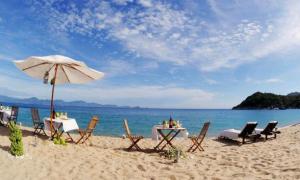 Плажата во Nha Trang и нејзините прекрасни острови шеталиште во близина на Nha Trang каде што пливаат