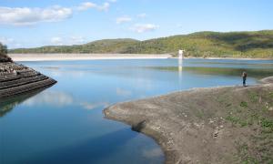 Zagorsk-reservoir: een groot reservoir met zoet water op de Krim