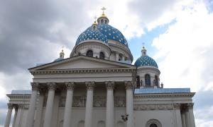 Cathedral of the Holy Life-Giving Trinity of the Life Guards Izmailovsky Regiment In what style was the Izmailovsky Trinity built?