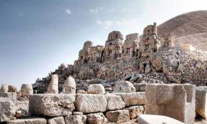 A kőfejek rejtélye a törökországi Nemrut Dag hegyen
